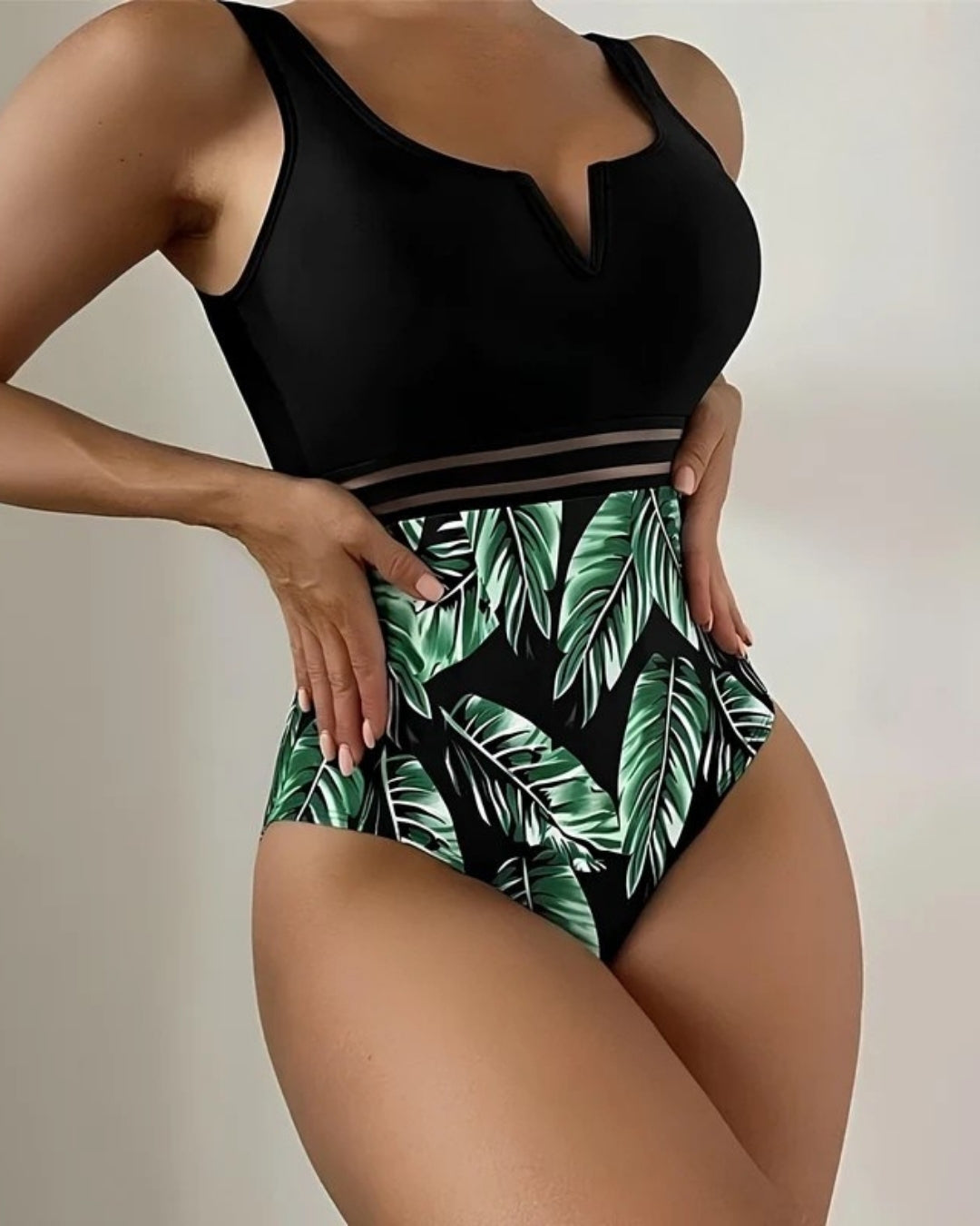 Maiô Decote V Com Transparência E Estampa Tropical