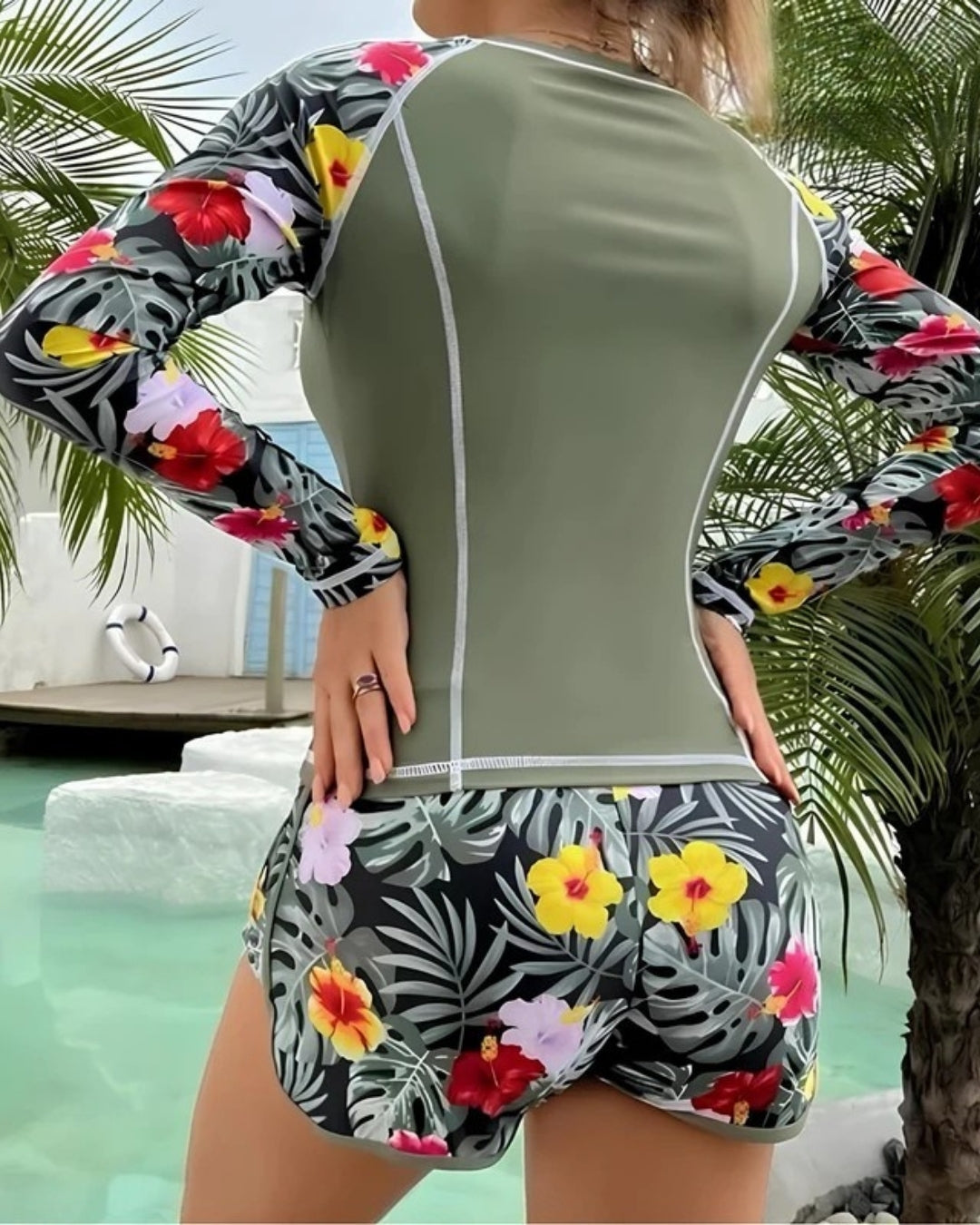 Conjunto Praia Manga Longa Com Shortinho Floral E Cordão