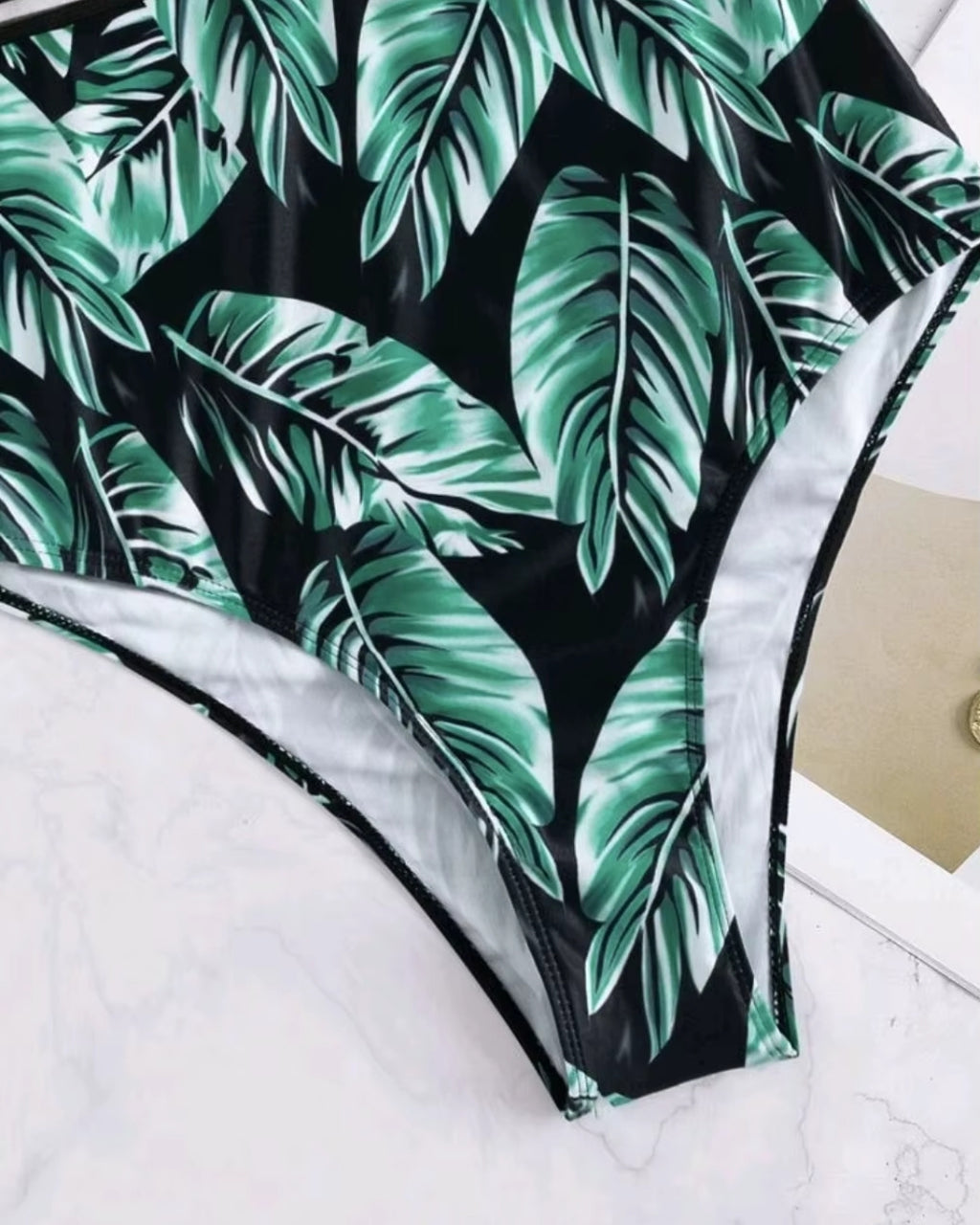 Maiô Modelador Com Recorte Em Tule E Estampa Tropical